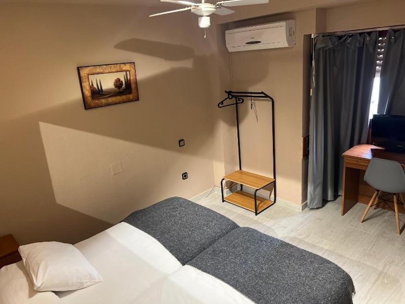 Twin Room image 4