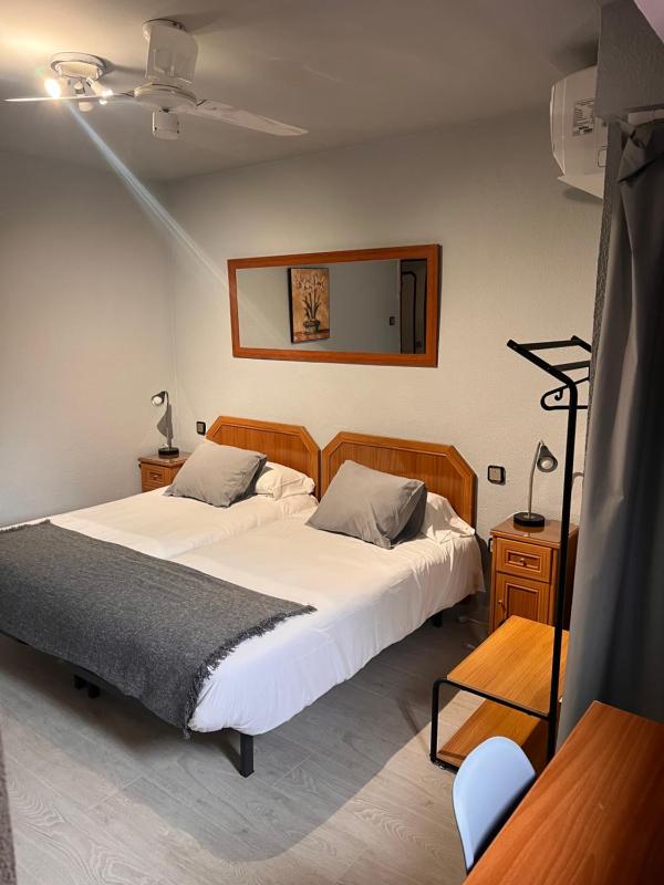 Twin Room image 3