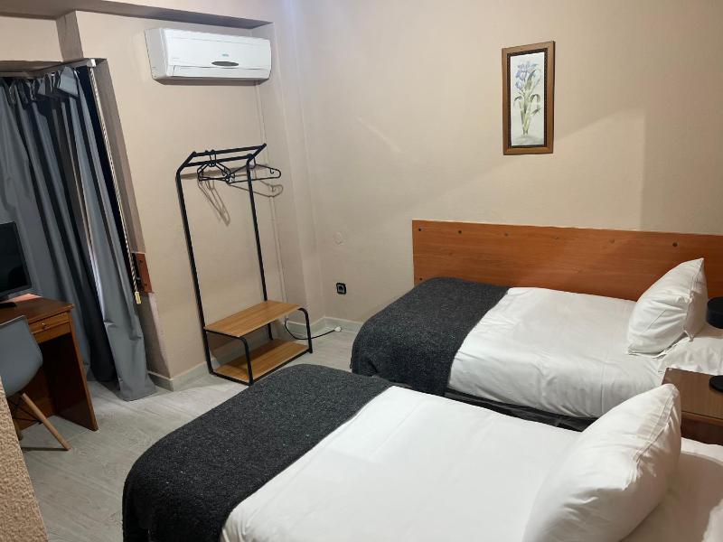 Double or Twin Room image 4