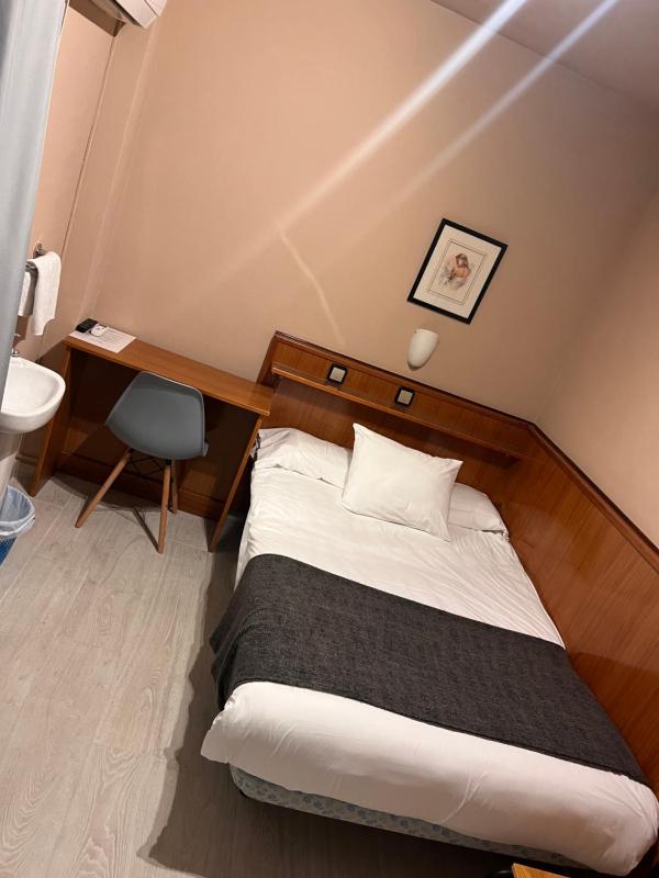 Single Room with Private External Bathroom image 4