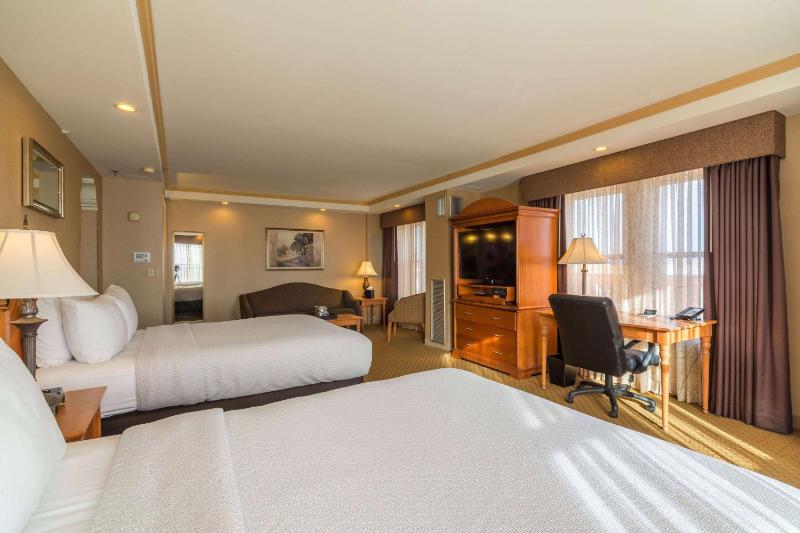 Deluxe Queen Room with Two Queen Beds - Non-Smoking image 3