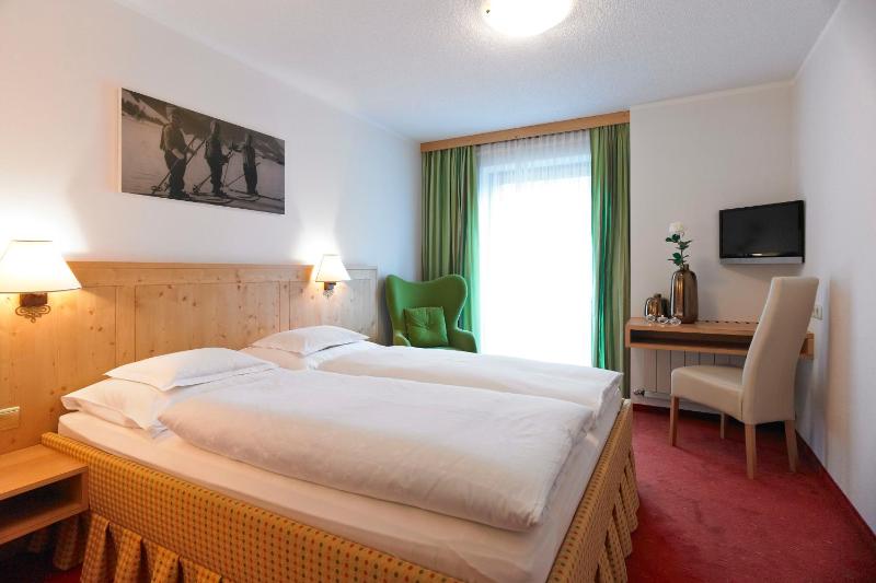 Queen Room with Balcony image 3