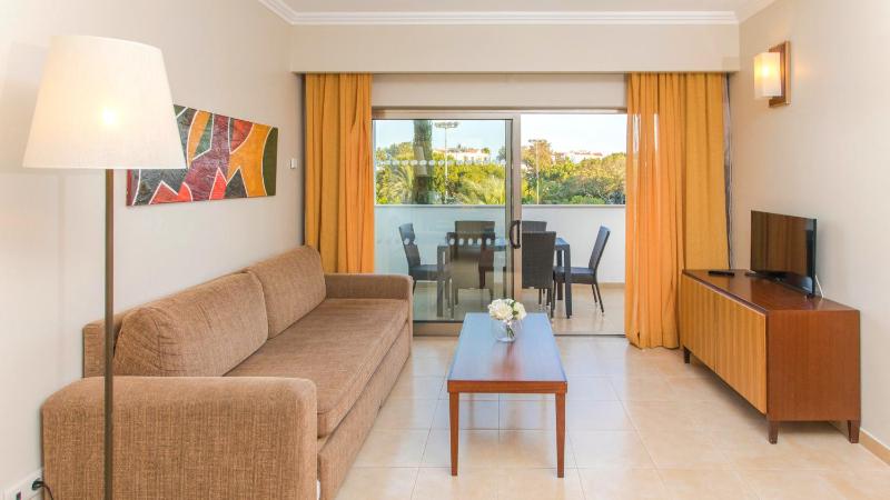 Standard One-Bedroom Apartment with Garden View image 3