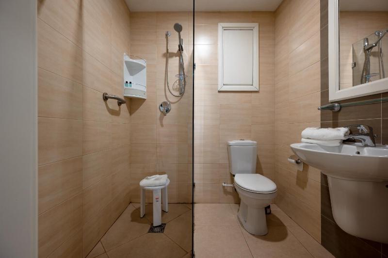 Economy Twin Room image 3