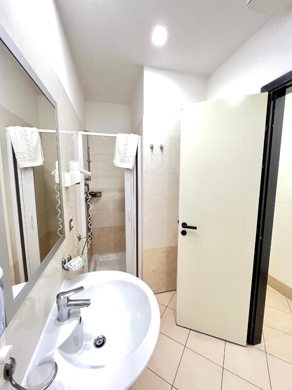 Standard Double Room image 4