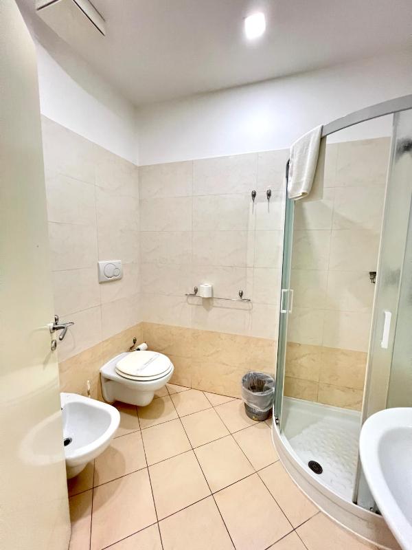 Standard Double Room image 3