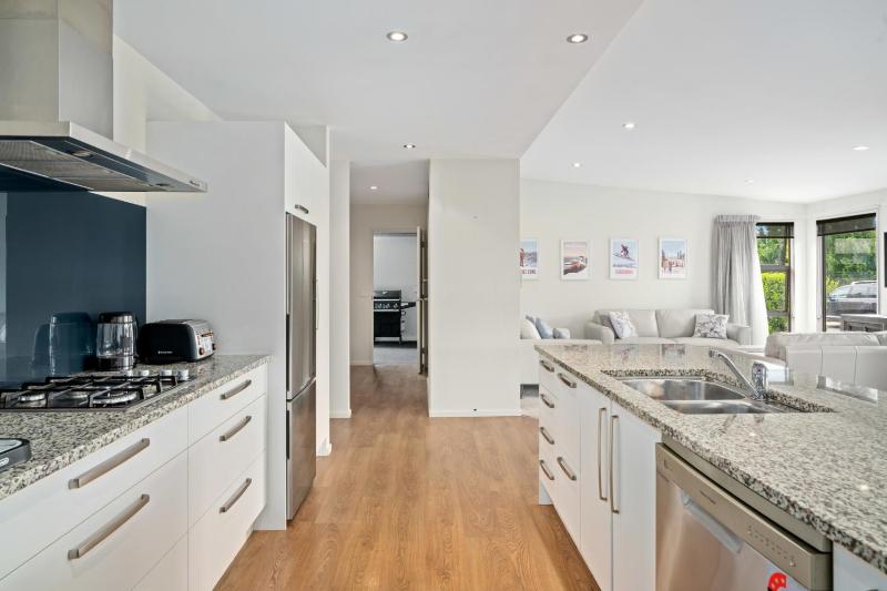 Urban Oasis - Wanaka Holiday Home - image 13
