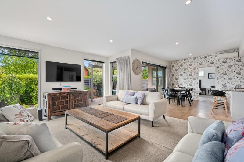 Urban Oasis - Wanaka Holiday Home - image 12