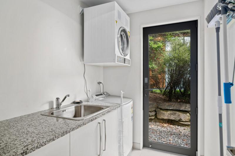 Urban Oasis - Wanaka Holiday Home - image 10