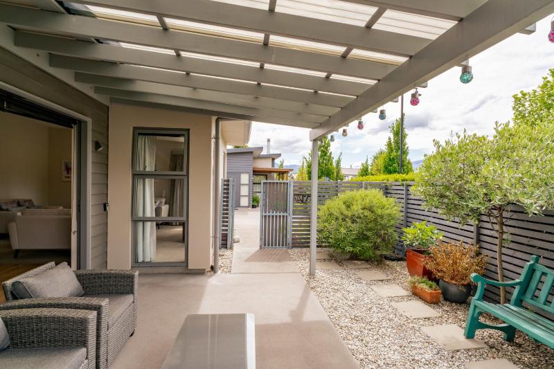 Urban Oasis - Wanaka Holiday Home - image 6