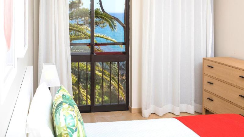 One-Bedroom Apartment with Sea View image 3
