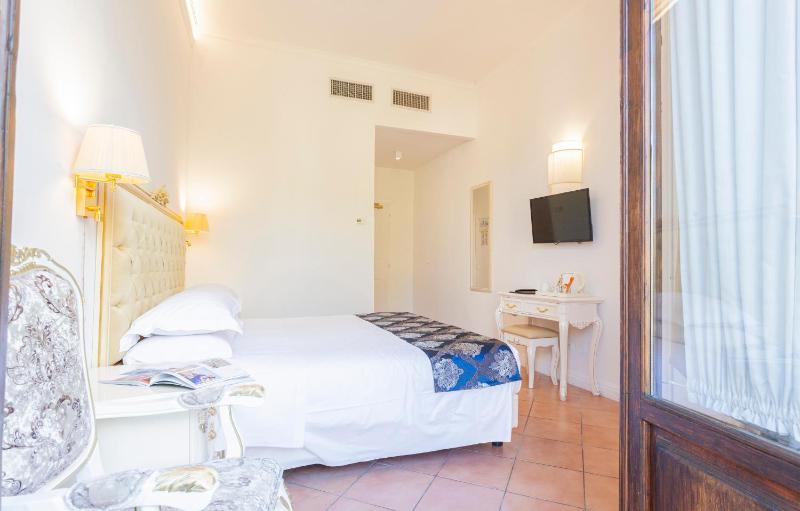 Superior Double Room with Garden View image 4