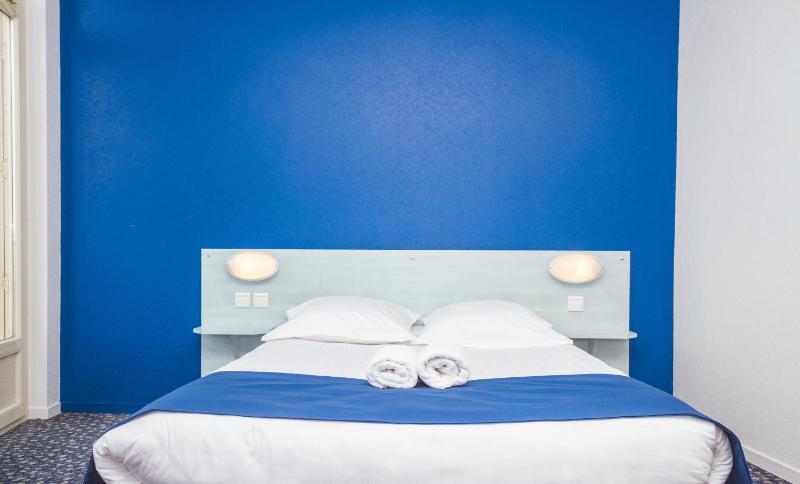 Double Room with Balcony image 3