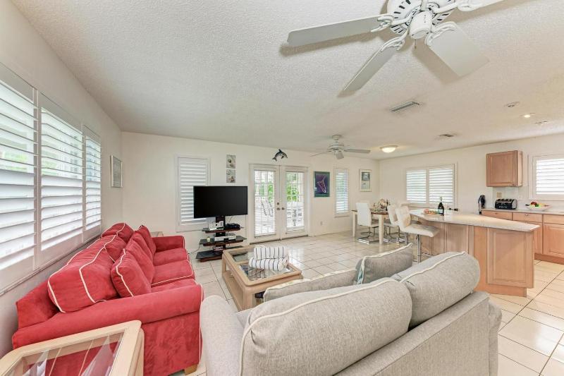 Dreamscape: North End Pool Home 2 Blocks to Beach by Anna Maria Life Vacation Rentals - image 12