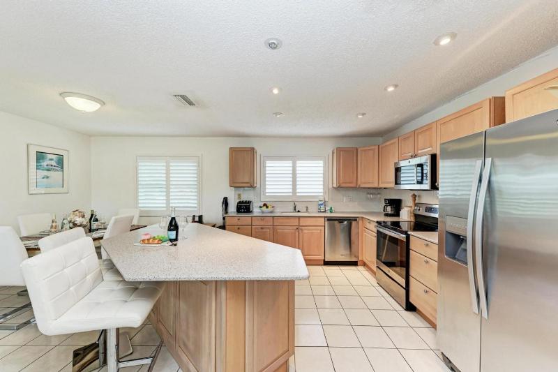 Dreamscape: North End Pool Home 2 Blocks to Beach by Anna Maria Life Vacation Rentals - image 15