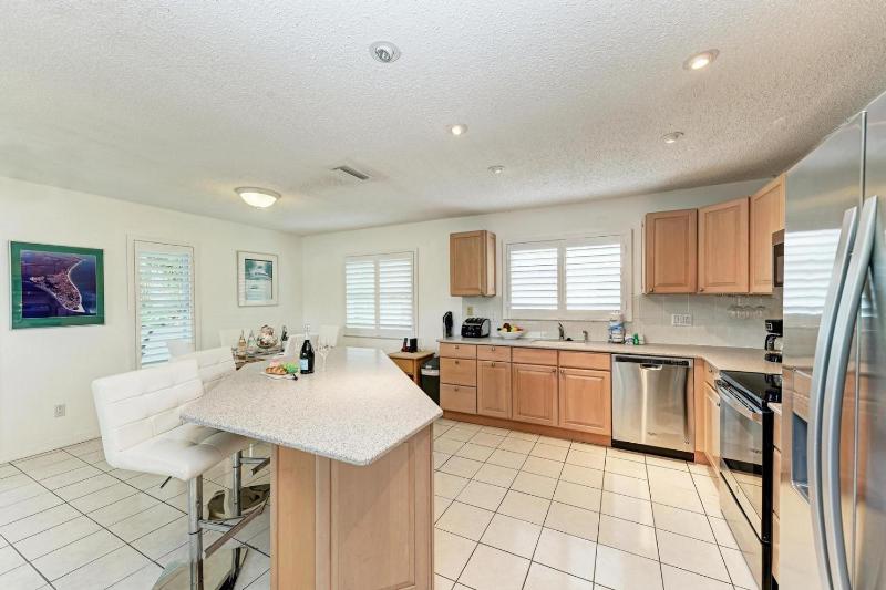 Dreamscape: North End Pool Home 2 Blocks to Beach by Anna Maria Life Vacation Rentals - image 7