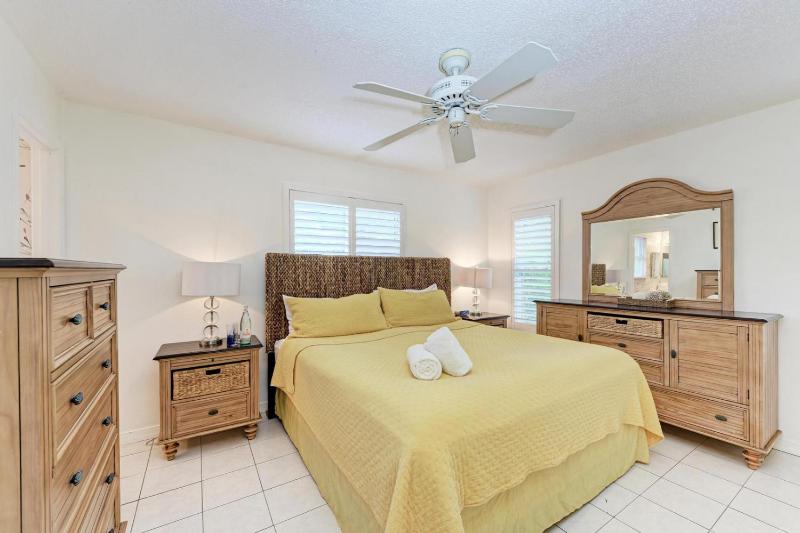 Dreamscape: North End Pool Home 2 Blocks to Beach by Anna Maria Life Vacation Rentals - image 24