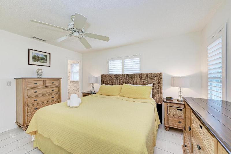 Dreamscape: North End Pool Home 2 Blocks to Beach by Anna Maria Life Vacation Rentals - image 9