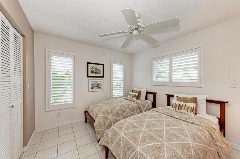 Dreamscape: North End Pool Home 2 Blocks to Beach by Anna Maria Life Vacation Rentals - image 14