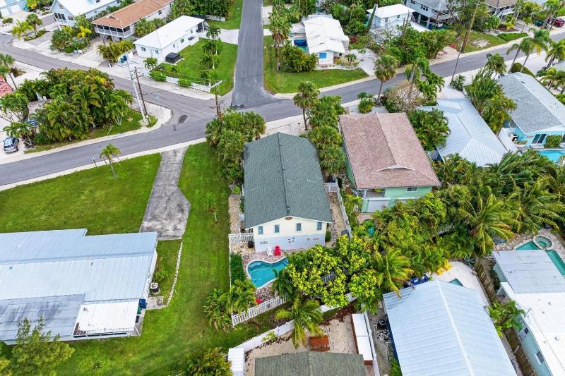 Dreamscape: North End Pool Home 2 Blocks to Beach by Anna Maria Life Vacation Rentals - image 17