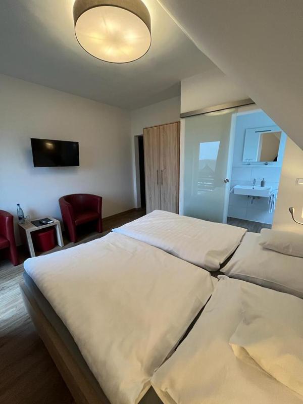 Double Room with Balcony image 3