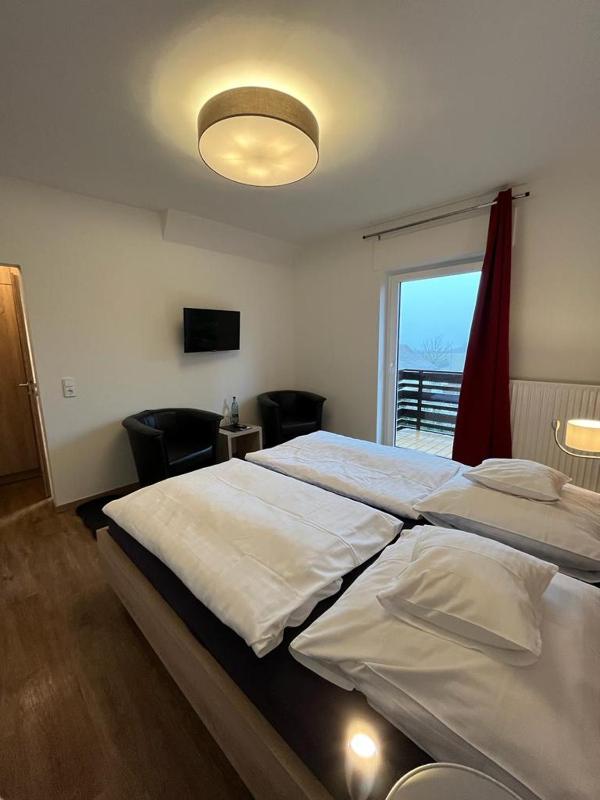 Double Room with Balcony image 4