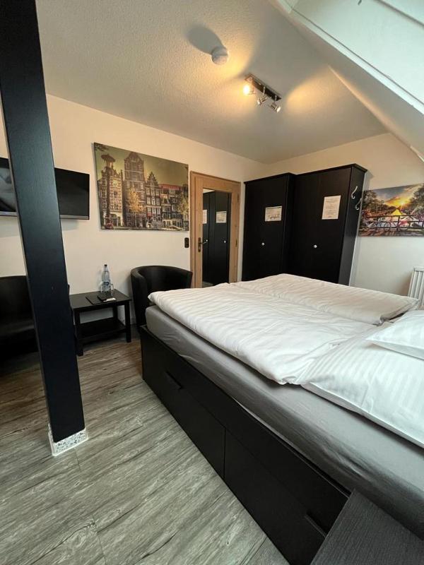 Double Room image 3