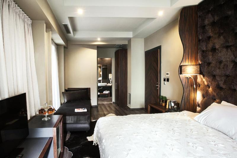 Superior Suite with Hot Tub image 3