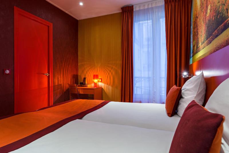 Classic Twin Room image 3