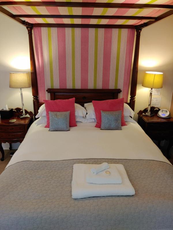 Four Poster King Size Double Room image 4