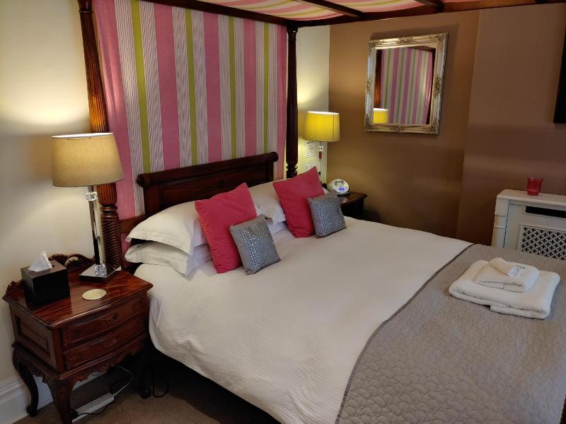 Four Poster King Size Double Room image 3