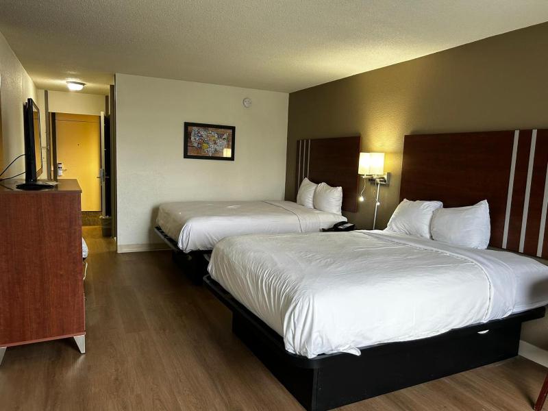 Standard Queen Room with Two Queen Beds - Non Smoking  image 4