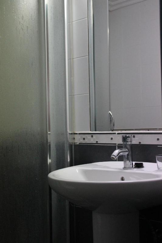 Twin Room image 2
