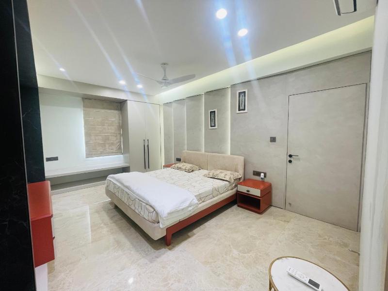 Woodlands Apartment- Fully furnished Luxury Apt - image 9