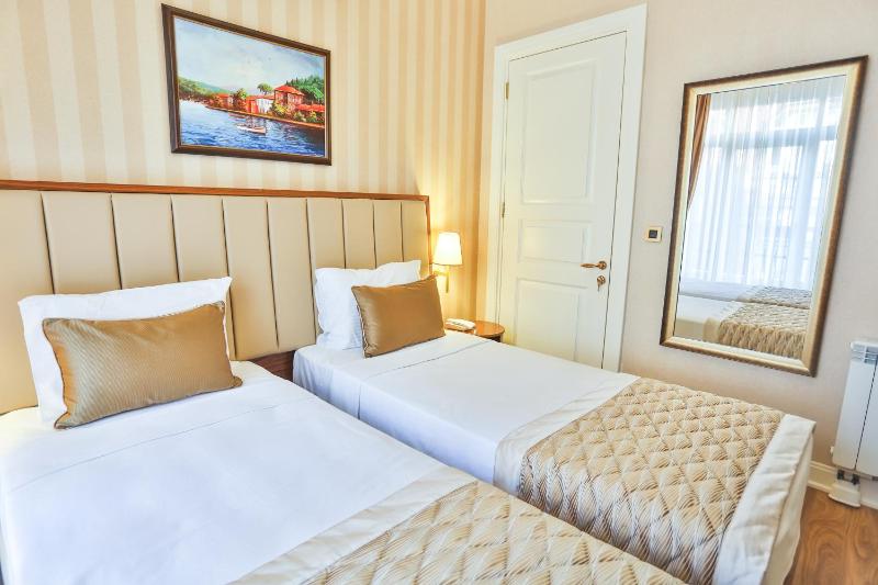 Triple Room with Balcony image 4