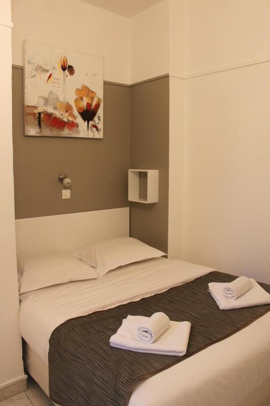Single Room with Double Bed image 4