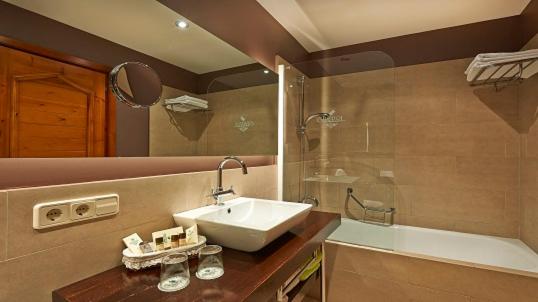 Twin Room with Spa Access image 2