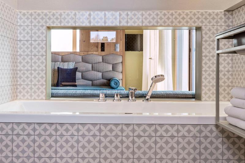 Suite with Balcony and Mountain View image 2