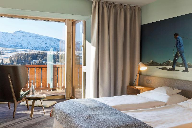 Comfort Double Room with Balcony and Mountain View image 3