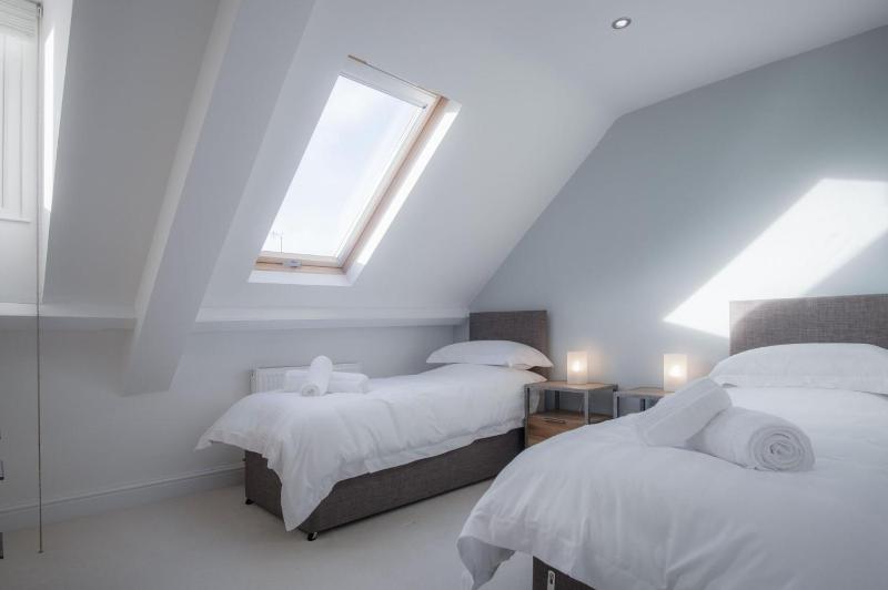 Skylark - 2 Bedroom Apartment - Tenby - image 33