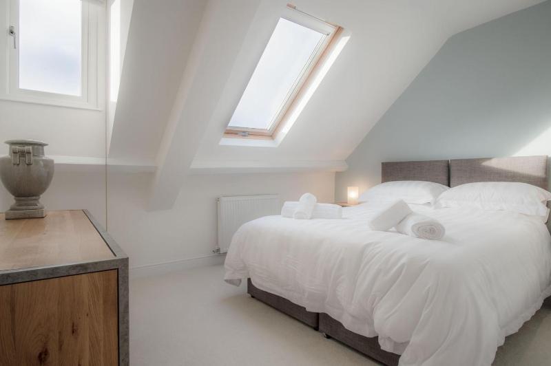 Skylark - 2 Bedroom Apartment - Tenby - image 9
