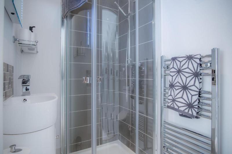 Skylark - 2 Bedroom Apartment - Tenby - image 40
