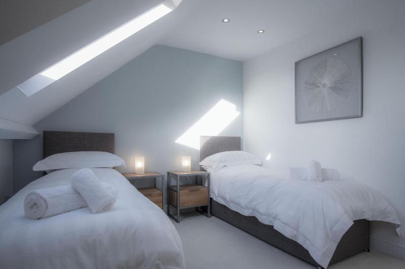 Skylark - 2 Bedroom Apartment - Tenby - image 42