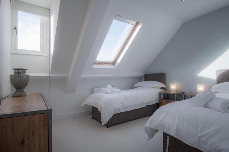Skylark - 2 Bedroom Apartment - Tenby - image 12
