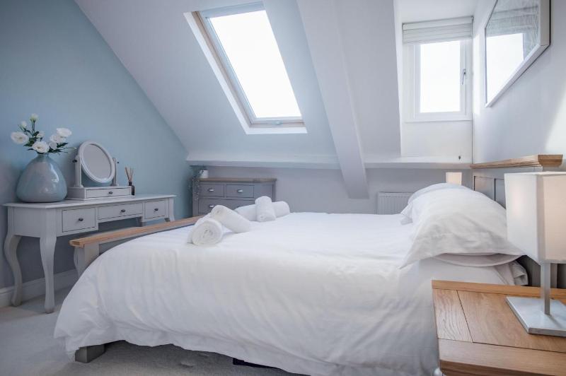 Skylark - 2 Bedroom Apartment - Tenby - image 49