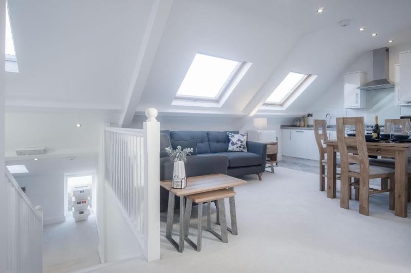 Skylark - 2 Bedroom Apartment - Tenby - image 19