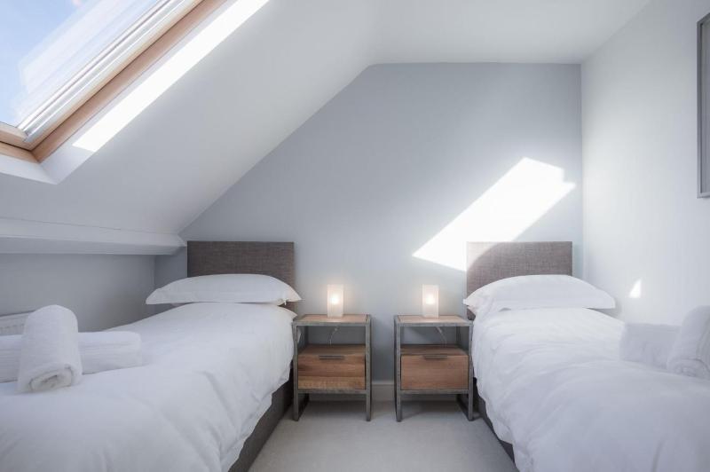 Skylark - 2 Bedroom Apartment - Tenby - image 37