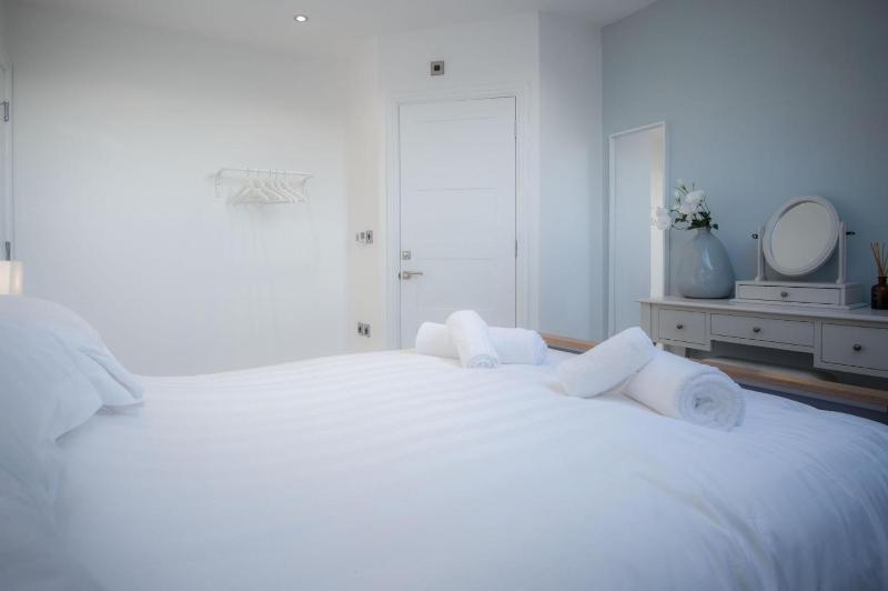 Skylark - 2 Bedroom Apartment - Tenby - image 48