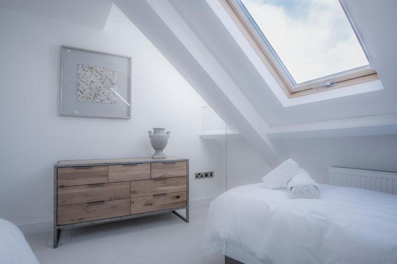 Skylark - 2 Bedroom Apartment - Tenby - image 44