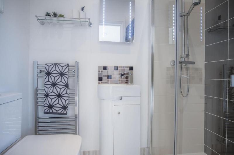 Skylark - 2 Bedroom Apartment - Tenby - image 28